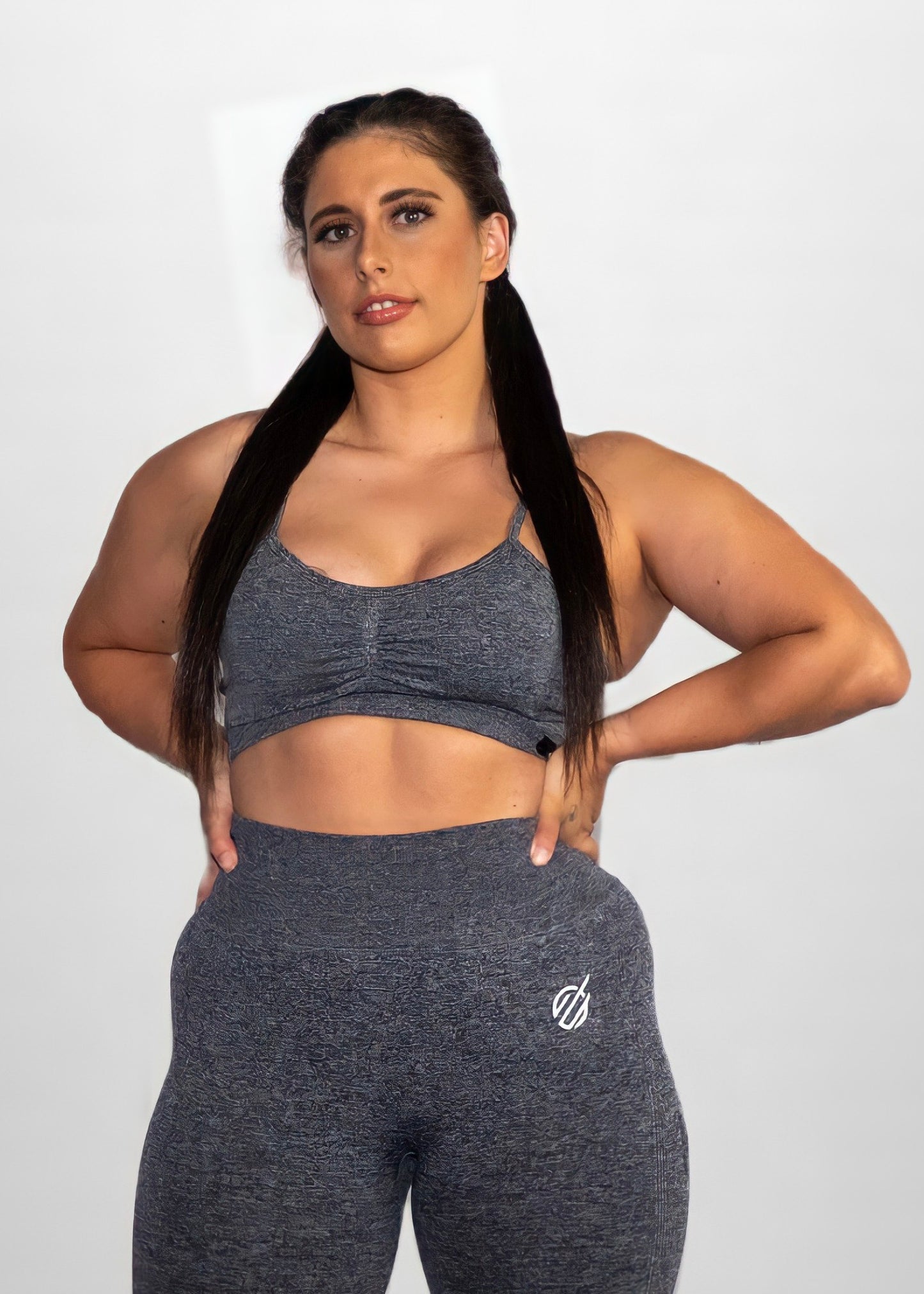 SEAMLESS KNIT SPORTS BRA in Grey