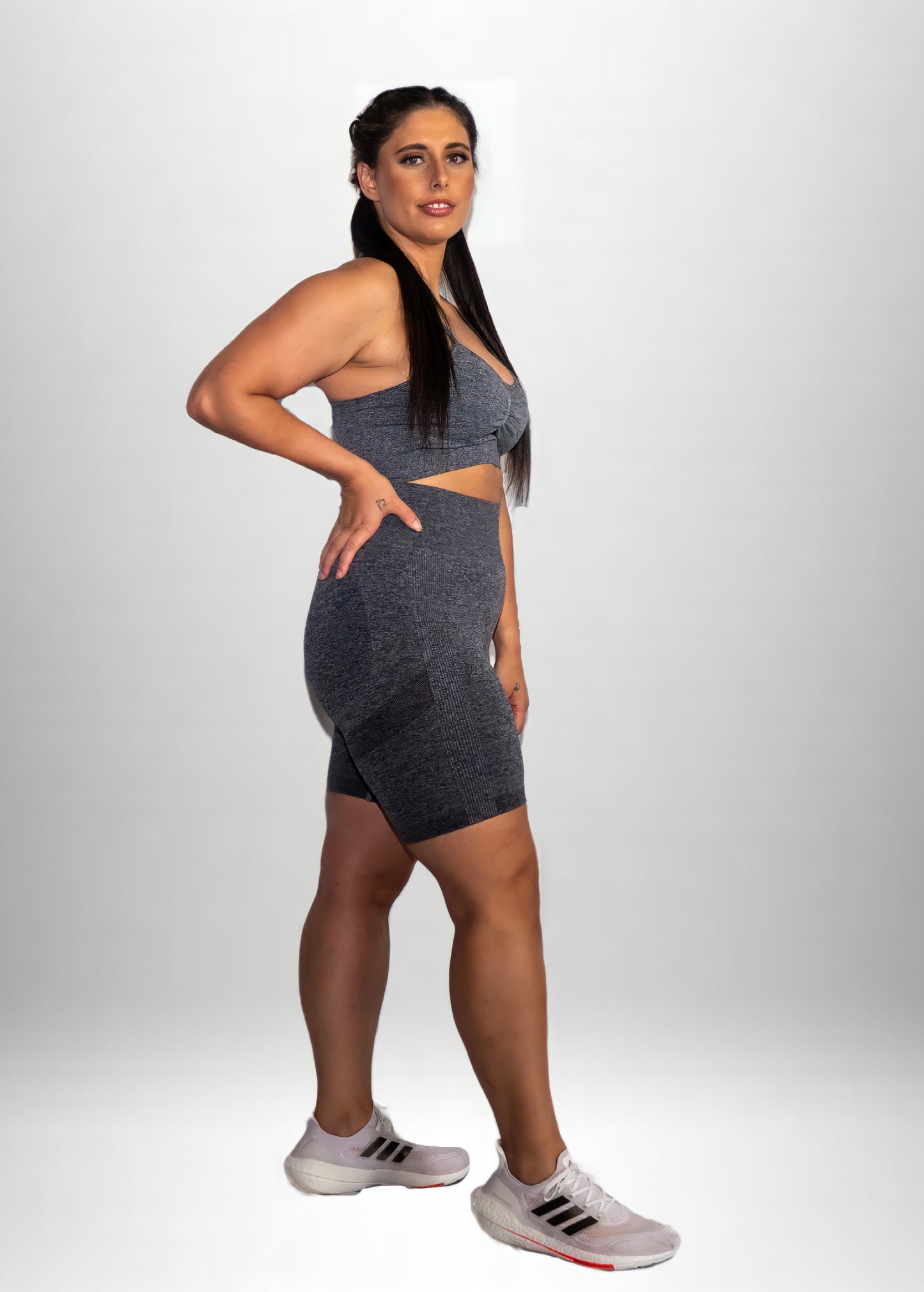 SEAMLESS KNIT SPORTS BRA in Grey
