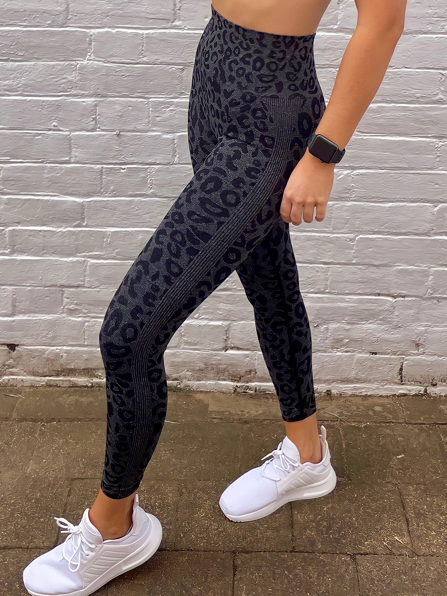 FORM LEGGINGS in BLACK