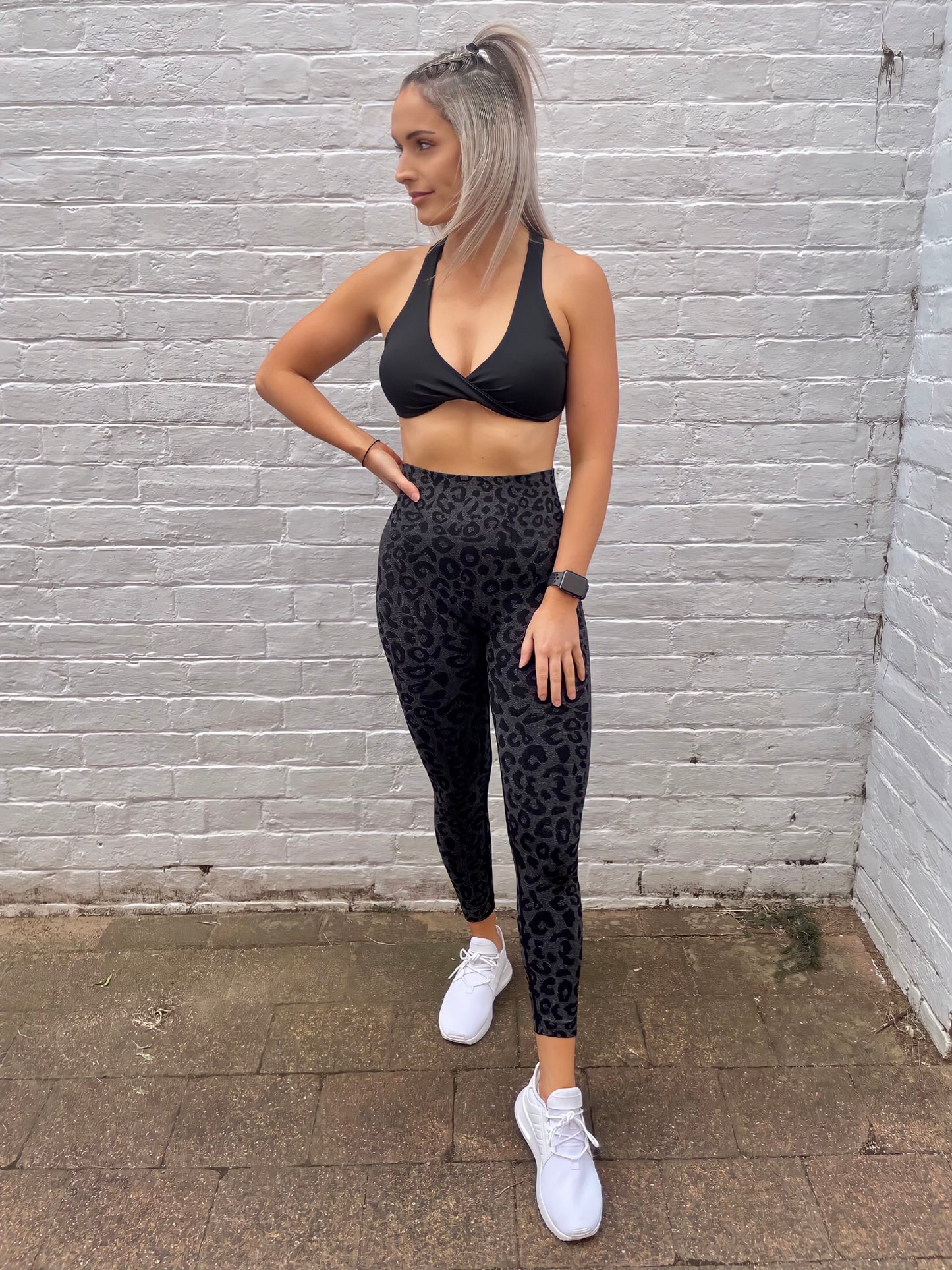 FORM LEGGINGS in BLACK